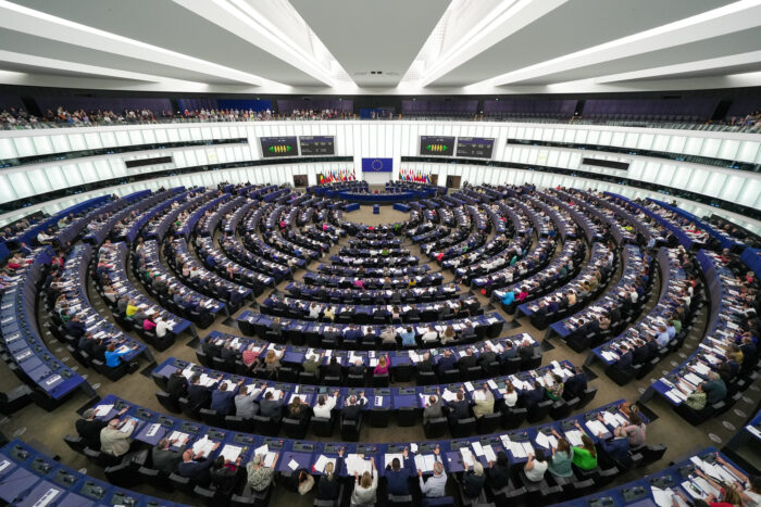 Das Bild zeigt den Plenarsaal der Europäischen Parlaments von schräg oben aufgenommen. Die Reihen sind voll besetzt, ganz hinten sieht man das Rednerpult