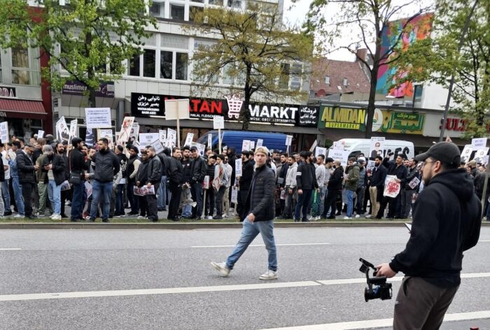 Teilnehmende der Demonstration auf dem Hamburger Steindamm