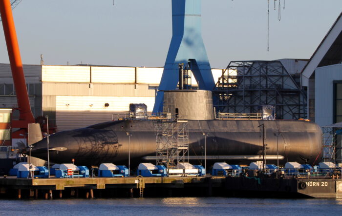 Ein U-Boot in einer Werft.