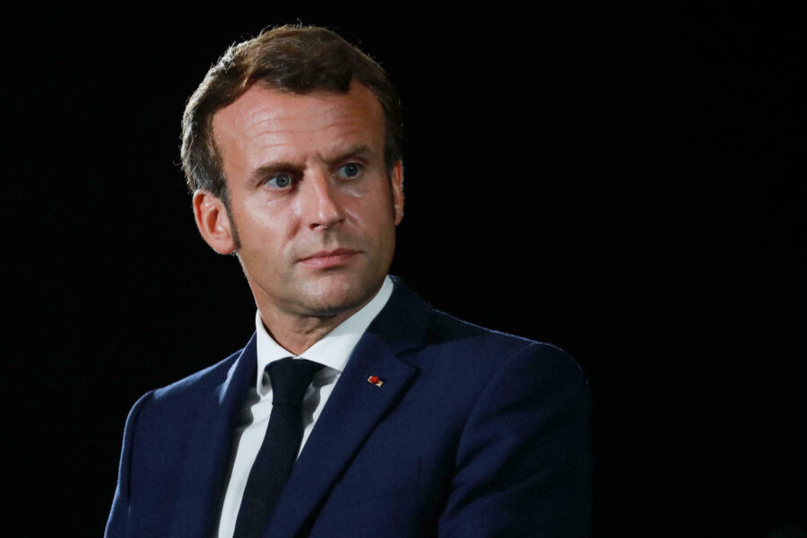 Nahaufnahme von Emmanuel Macron, der etwas ratlos drein schaut.