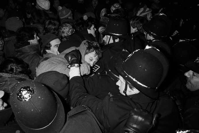 Bild eines Handgemenge zwischen Polizisten und Streikenden