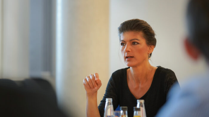 Nahaufnahme von Sahra Wagenknecht, wie sie einen Vortrag vor Publikum hält