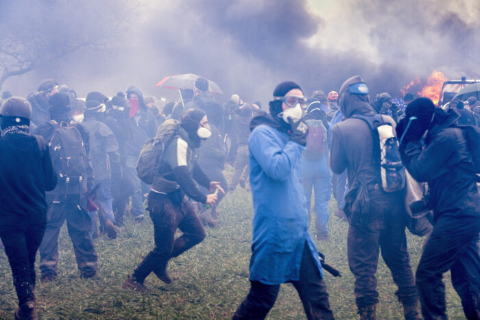 Ein Gruppe von Demonstrierenden, die sich mit Masken, Taucherbrillen, Tüchern etc. versucht, vor Tränengas zu schützen.