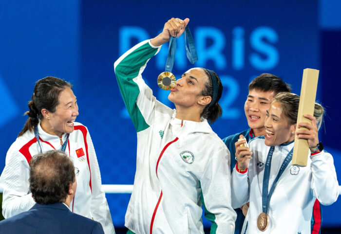 Die algerische Boxerin Imane Khelif küsst bei der Siegerehrung ihre Goldmedaille. Links neben ihr steht lachend Liu Yang, die im Finalkampf unterlag und Sibler gewann, rechts die Bronze-Gewinnerinnen Chen Nien Chin und Janjaem Suwannapheng.