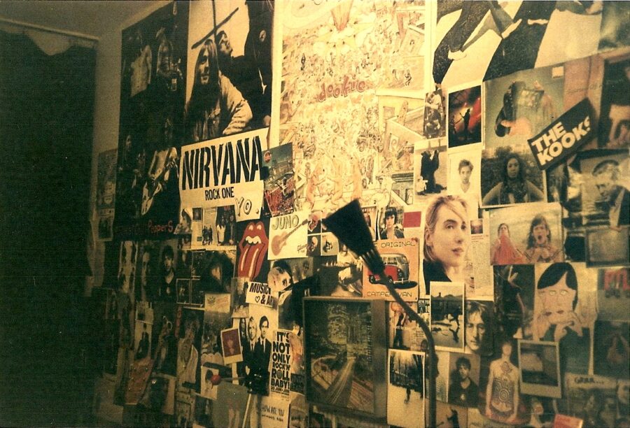 Wand mit verschiedenen Postern, darunter ein Poster der Band Nirvana