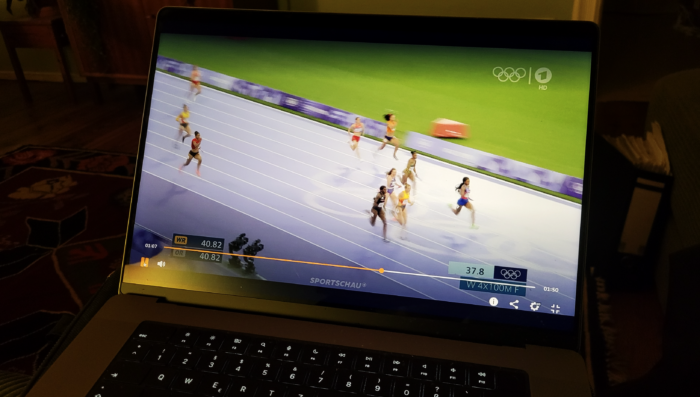 Laptop-Bildschirm, auf dem Leichtathletik läuft, in einem dunklen Raum