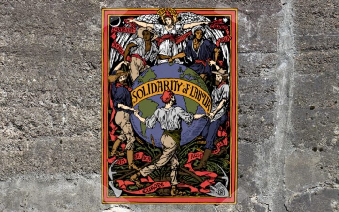 Plakat "International Solidaritäty of Labour" von Walter Crane auf eine graue wand montiert.