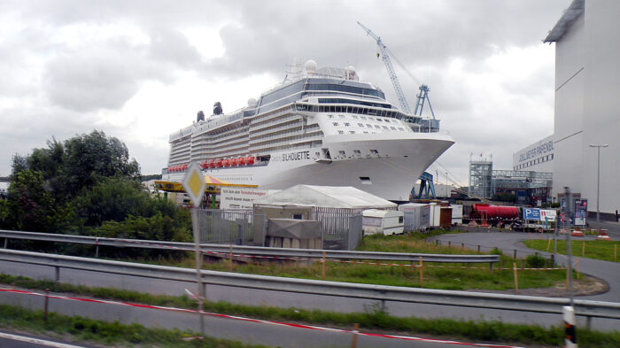 Ein Kreuzfahrtschiff in der Meyer-Werft