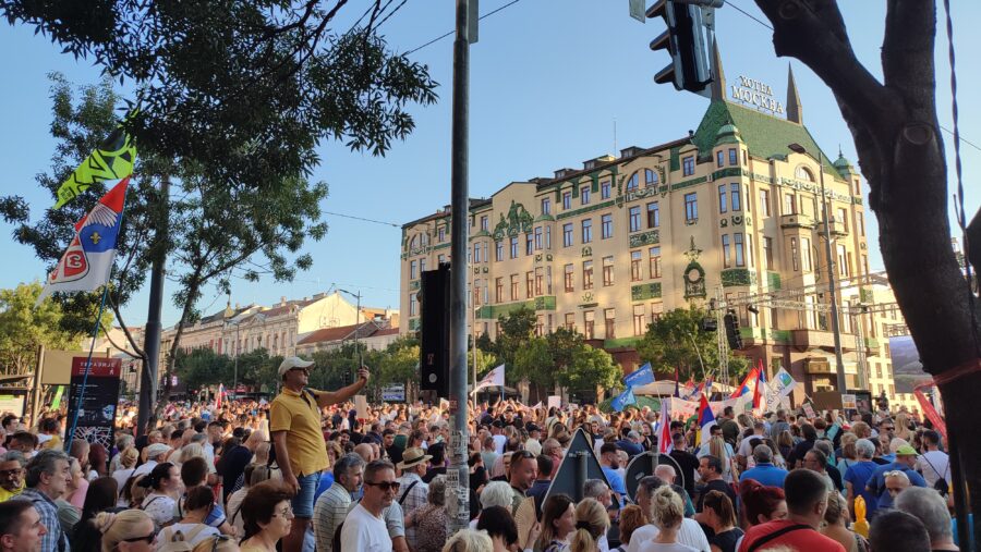 Ein große demonstrierende Menge in der Innenstadt von Belgrad