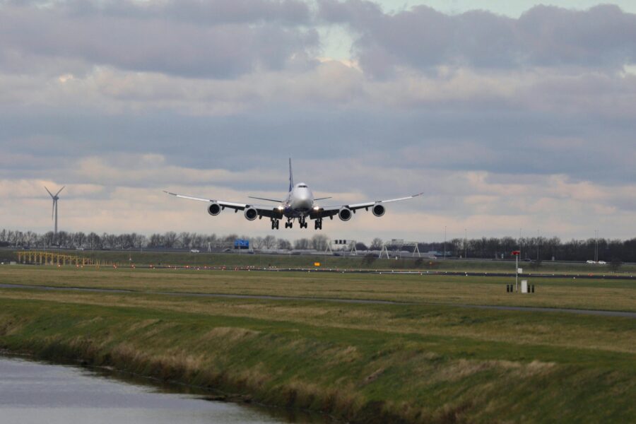 Ein Flugzeug beim Abflug über einer Landebahn