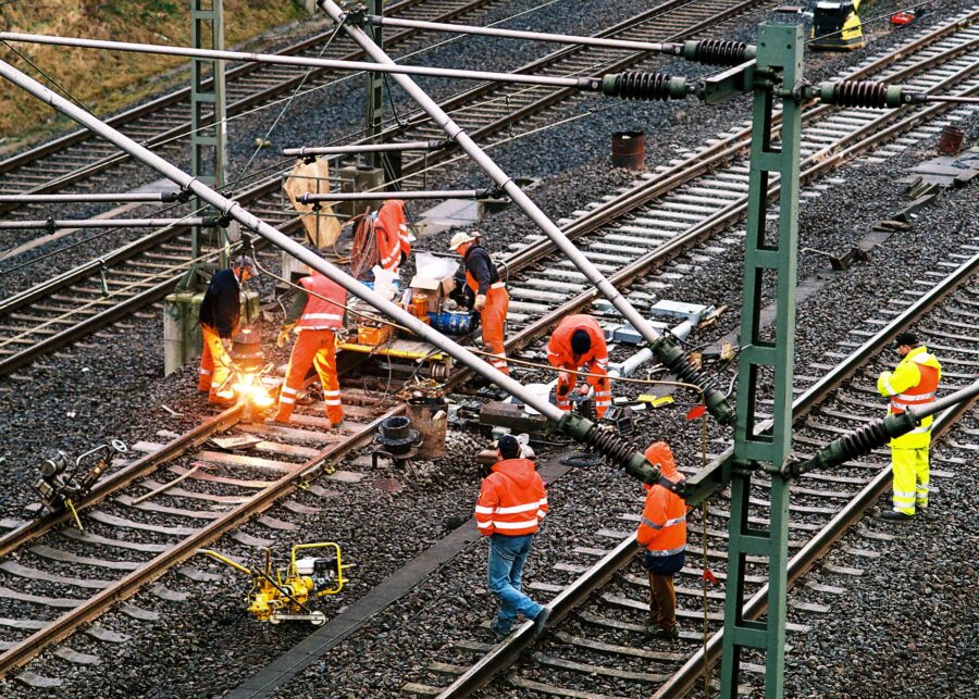 Ein Gruppe von Arbeitern, die Gleise repariert.