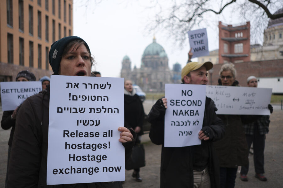 Mehrere Demonstrant*innen halten Schilder in die Höhe, darauf steht auf englisch und/oder hebräisch "Release all hostages! Hostage exchange now" oder "No second Nakba", "Stop the War" und "Settlements kill". Im Hintergrund ist der Berliner Dom zu sehen.