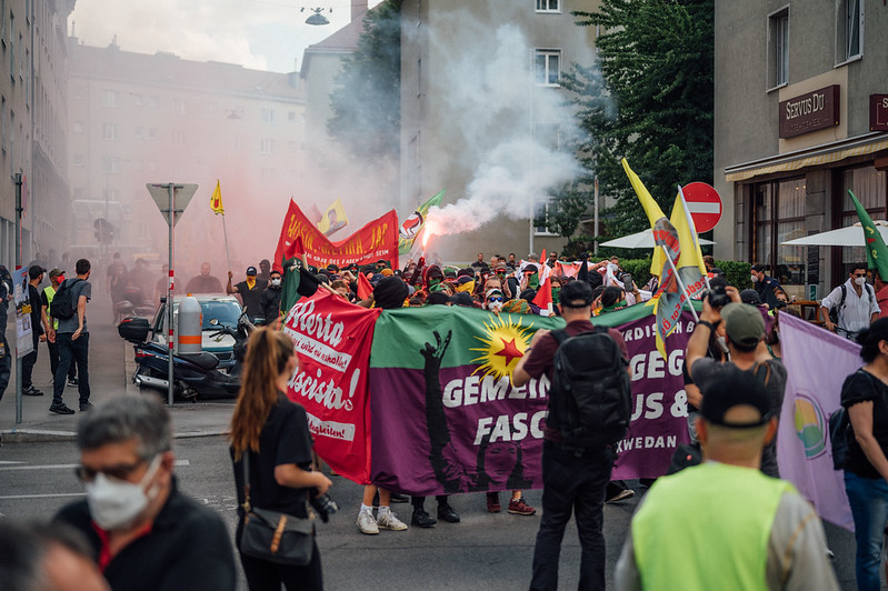 Antifaschistische Demonstration, auf der Pyrotechnik verwendet wird.