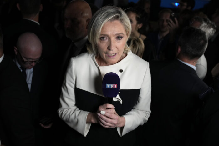 Marine Le Pen spricht in ein Mikrofon