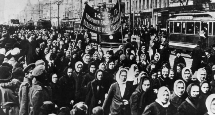 Frauen marschieren am Internationalen Frauentag in Sankt Petersburg 1917.