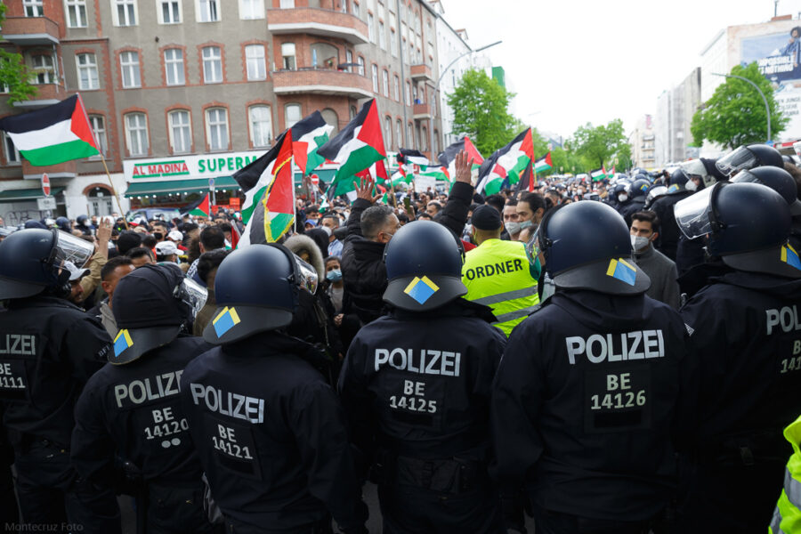 Propalästinensische Demonstrant*innen in Berlin werden von der Polizei umzingelt.