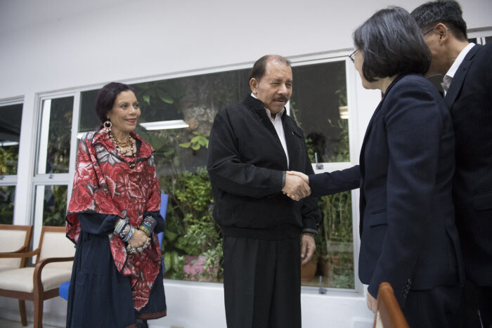 Daniel Ortega schüttelt die Hände der Taiwanesischen Präsidentin Tsai Ing-wen. Rosario Murillo steht hinter ihm und lächelt.