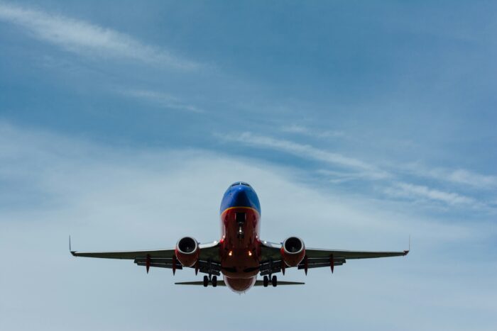 Ein Flugzeuge vor überwiegend blauem Himmel.