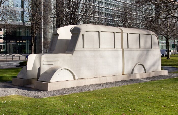 Denkmal in Form eines Busses. Das Denkmal besteht aus Beton