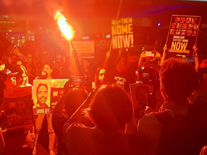 Demonstration für die Geiseln in Tel Aviv. Auf dem Foto sind Plakate mit dem Schriftzug Bring them Home