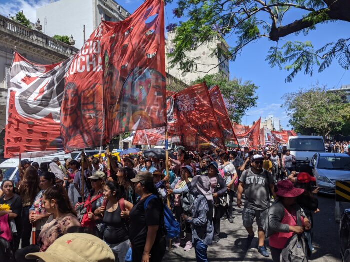 Aktivist*innen der Front der kämpfenden Organisationen (FOL) demonstrieren in Buenos Aires gegen Milei.