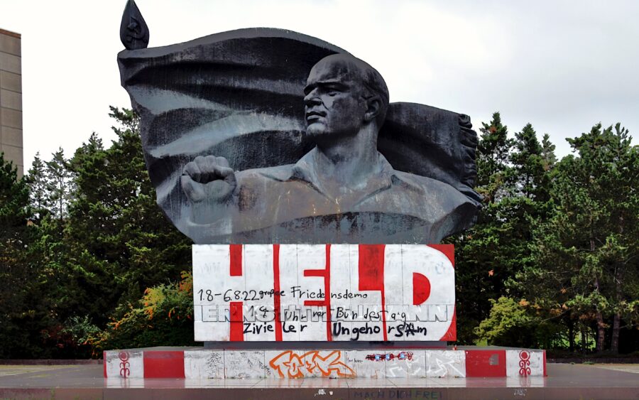 Denkmal von Ernst Thälmann in Berlin, auf den Sockel hat jemand in großen Buchstaben das Wort "Held" geschrieben.