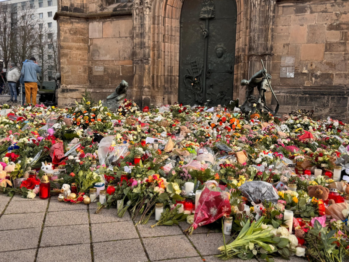 Das Bild zeigt ein Meer aus Blumen und Kerzen, die nach dem Anschlag in Magdeburg an einer Kirche abgelegt wurden