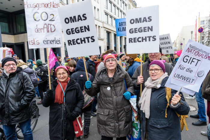 Eine Reihe von demonstrierenden älteren Frauen mit Schildern, auf denen steht "Omas gegen rechts".