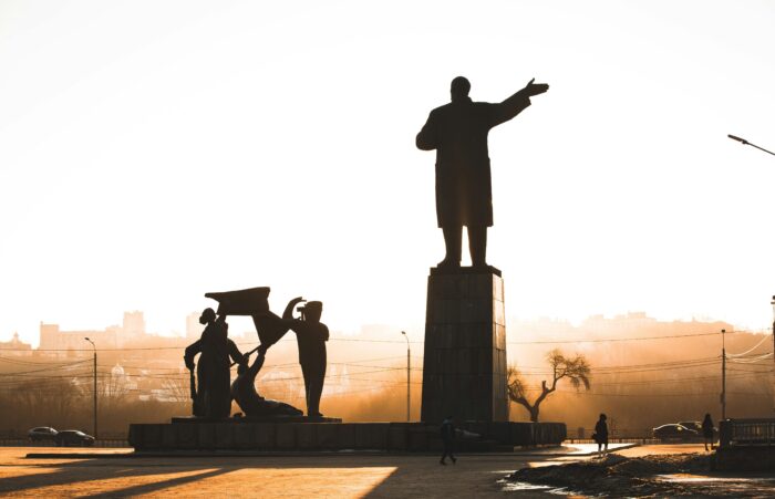 Lenin Statue im Gegenlicht